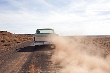 USA, Arizona, Winslow, Pick-up truck driving