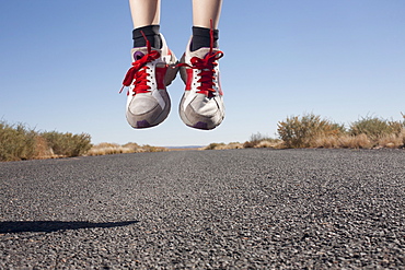 USA, Arizona, Winslow, Human feet in sport shoes jumping