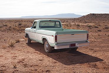 USA, Arizona, Winslow, Pick-up truck on desert