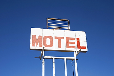 USA, Arizona, Holbrook, Motel sign against blue sky