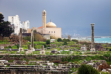 Al Mina ruins, mosque in background