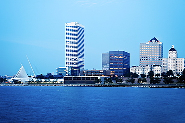 USA, Wisconsin, Milwaukee, Cityscape before sunrise