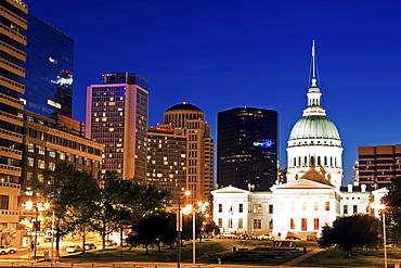 USA, Missouri, St Louis, Old courthouse illuminated at night