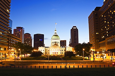 USA, Missouri, St Louis, Old courthouse at night