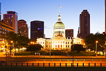 USA, Missouri, St Louis, Old courthouse at night