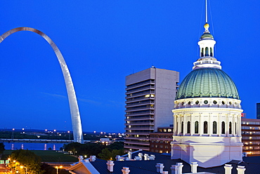 USA, Missouri, St Louis, Getaway Arch and old courthouse at night
