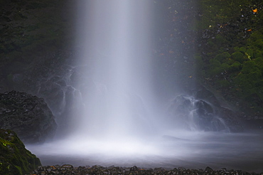 USA, Oregon, Marion County, Waterfall mist