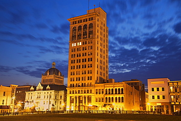 USA, Kentucky, Lexington, Courthouse illuminated at dusk