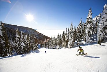 USA, Montana, Whitefish, Tourists on ski slope