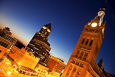 USA, Wisconsin, Milwaukee, Milwaukee Center and City Hall buildings in downtown district