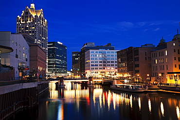 USA, Wisconsin, Milwaukee, Milwaukee River in the center of city