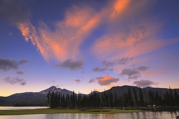 USA, Oregon, Deschutes County, Sparks Lake at sunset