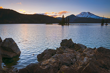 USA, Oregon, Deschutes County, scenic view of Sparks Lake