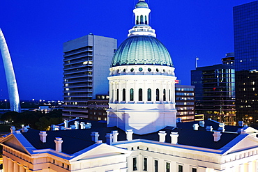 USA, Missouri, St. Louis, Courthouse at dusk