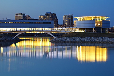 USA, Wisconsin, Milwaukee, City skyline over Lake Michigan