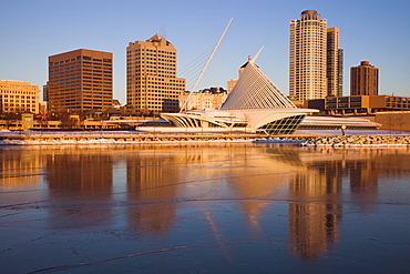 USA, Wisconsin, Milwaukee, City skyline with Art Museum