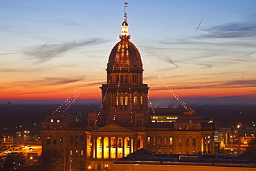 USA, Illinois, Springfield, State Capitol Building illuminated at sunset