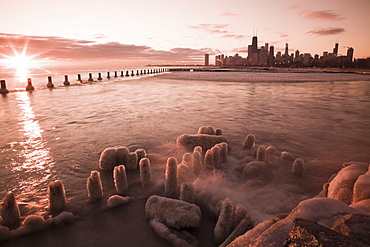 USA, Illinois, Chicago, City skyline over Lake Michigan