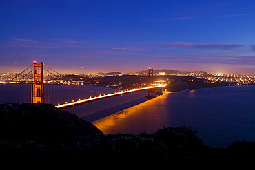 USA, San Francisco, City skyline with Golden Gate Bridge