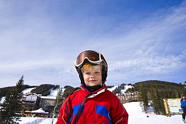 USA, Montana, Whitefish, Boy (4-5) skiing