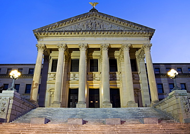 USA, Mississippi, Jackson, Entrance of State Capitol