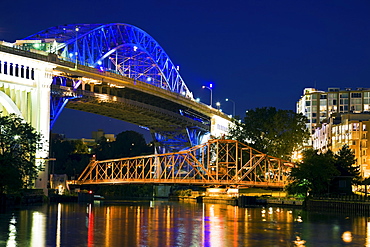 USA, Ohio, Cleveland, Bridge crossing Cuyahoga River at night