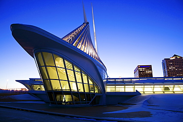 USA, Wisconsin, Milwaukee Art Museum at dusk