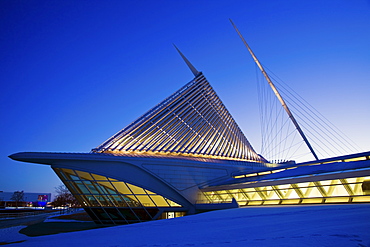 USA, Wisconsin, Milwaukee Art Museum at dusk