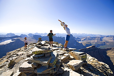 USA, Montana, Glacier National Park, Hikers on the top of mountain