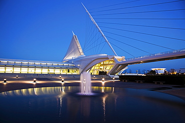 USA, Wisconsin, Milwaukee, Art Museum at dusk