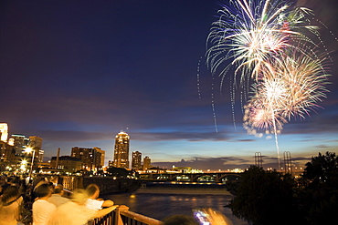USA, Minneapolis, Minnesota, Bridge near downtown