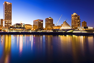 USA, Wisconsin, Milwaukee, Skyline illuminated at night