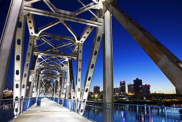 USA, Arkansas, Little Rock, Illuminated footbridge near downtown at night