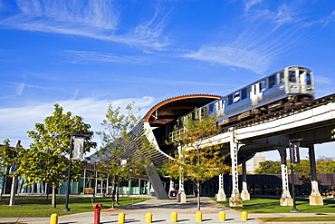 USA, Illinois, Chicago, Train passing Illinois Institute of Technology