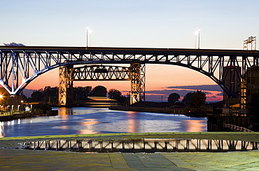 USA, Ohio, Cleveland, Bridge over river