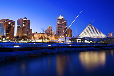 USA, Wisconsin, Milwaukee, Milwaukee Art Museum at night