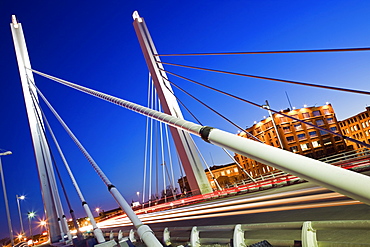 USA, Wisconsin, Milwaukee, suspension bridge at night