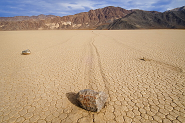 USA, California, Moving rocks in desert 