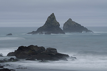 USA, Oregon, rocks in sea