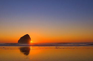 USA, Oregon, beach with stack rock