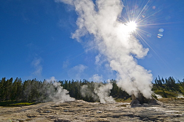 USA, Wyoming, Sun over steaming thermal pool