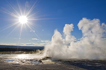 USA, Wyoming, Sun over steaming thermal pool