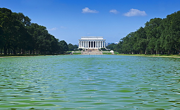 Reflecting pool in front of Lincoln memorial