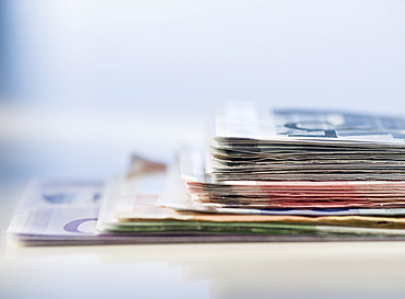Assorted euro notes