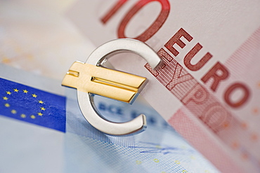 Euro notes and euro symbol