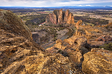 USA, Oregon, Deschutes County, Rocky landscape with view on river, Deschutes County, Oregon