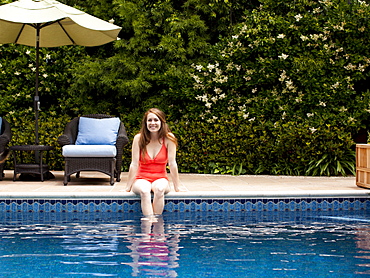 Young woman at swimming pool, USA, Utah, Salt Lake