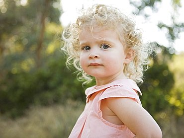 Outdoor portrait of young girl (4-5) 