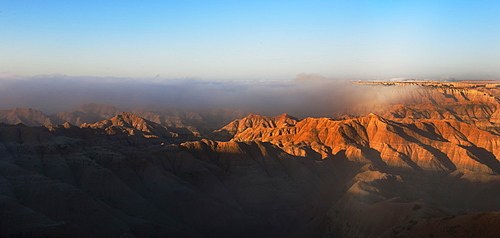 USA, South Dakota, Mountains in morning fog in Badlands National Park