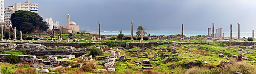 Al Mina ruins, mosque in background